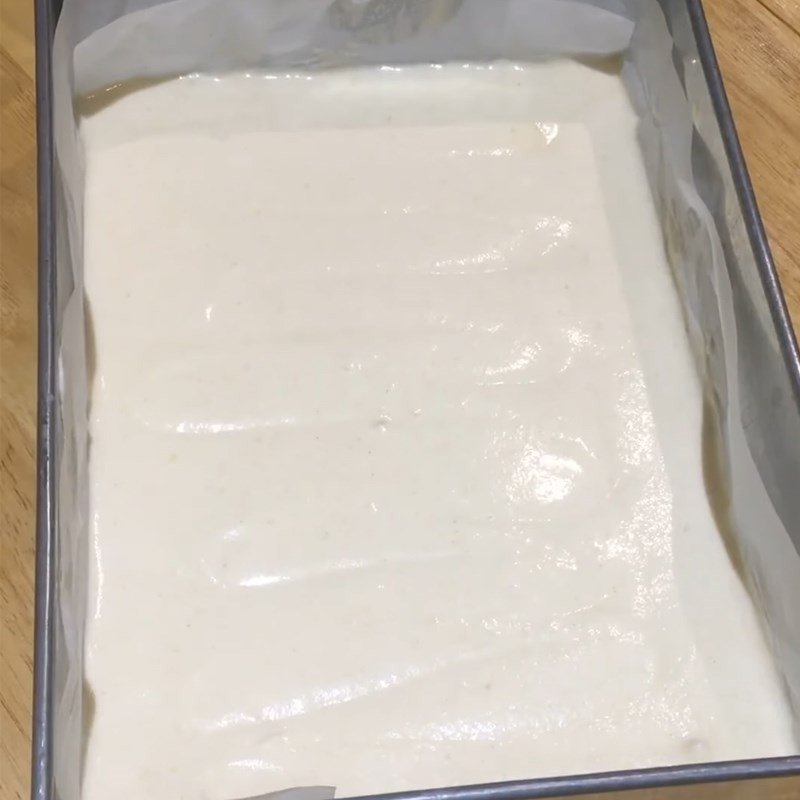 Đổ hỗn hợp bột vào khuôn đã lót giấy nến để nướng bánh