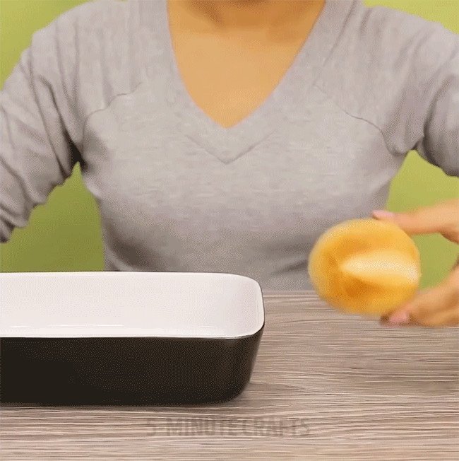 Đổ nước lên bề mặt bánh mì bị cứng để cấp ẩm