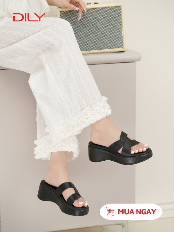 Đôi dép bánh mì quai chéo màu trắng được chụp cận cảnh trên nền trơn, làm nổi bật thiết kế chắc chắn và hợp thời trang.