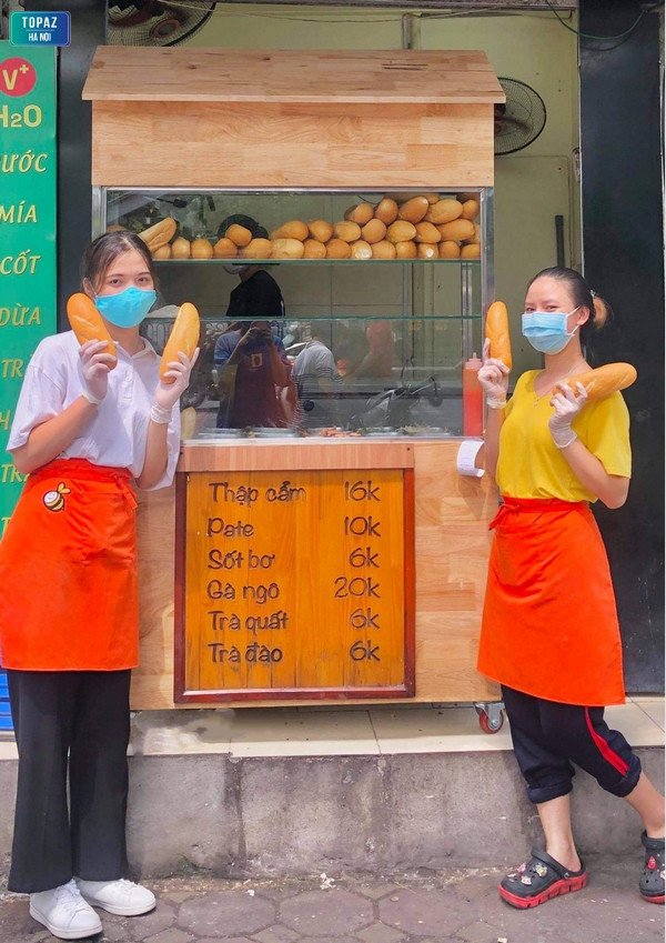 Đội ngũ nhân viên thân thiện chuẩn bị bánh mì sốt bơ vợ ong vàng