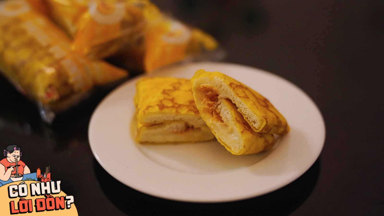 Đóng gói từng chiếc bánh trứng cuộn chà bông Hằng Du Mục