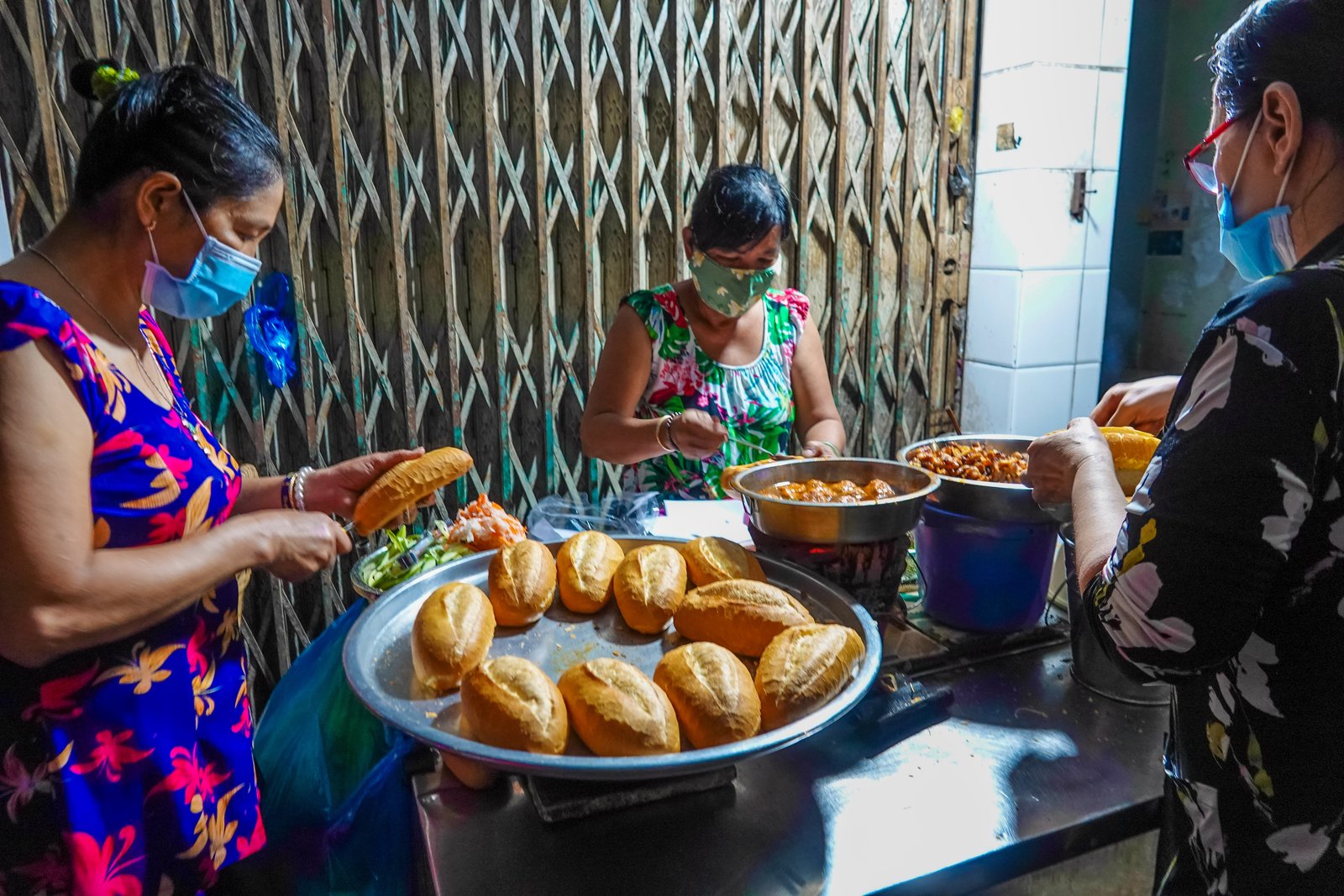 Dòng người chờ đợi mua bánh mì âm phủ trứ danh trong đêm