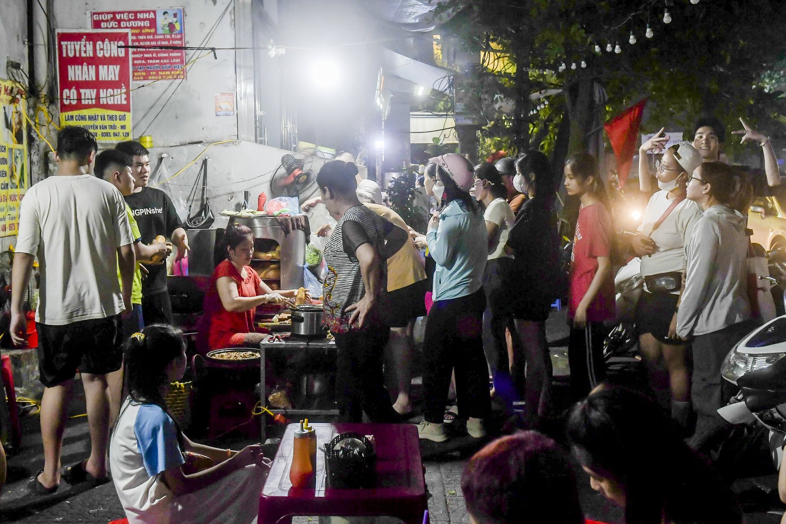 Dòng người xếp hàng kiên nhẫn chờ mua bánh mì Đò Quan