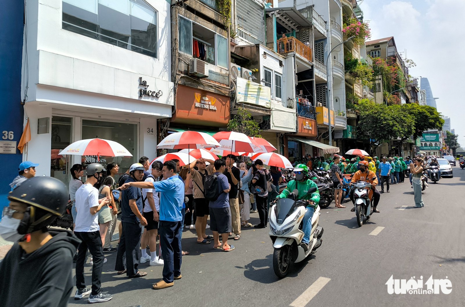 Dù có nhân viên bảo vệ sắp xếp xe, khu vực trước quán bánh mì Huỳnh Hoa vẫn khá lộn xộn do lượng khách quá đông.