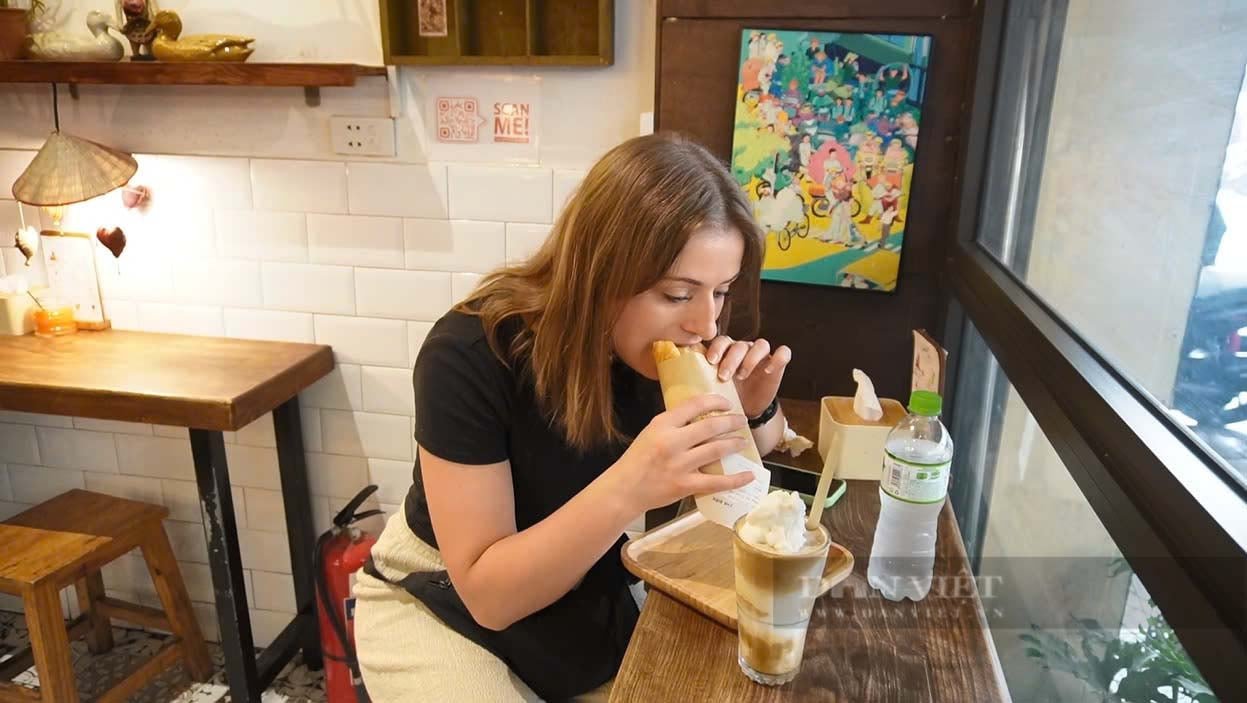 Du khách Vicky từ London không ngần ngại chờ đợi để thưởng thức bánh mì ngon