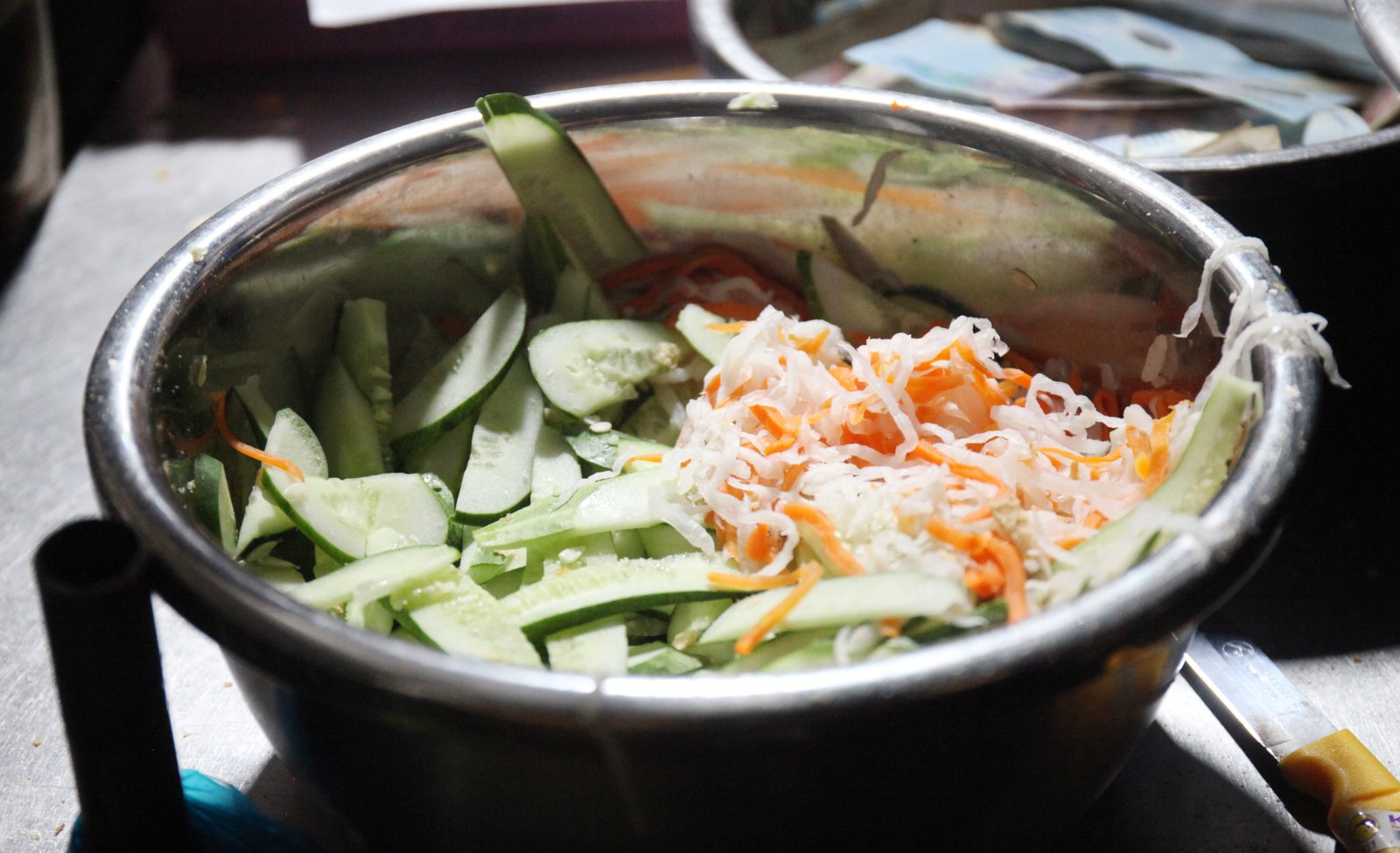 Dưa chua và các topping ăn kèm bánh mì ma Cần Thơ