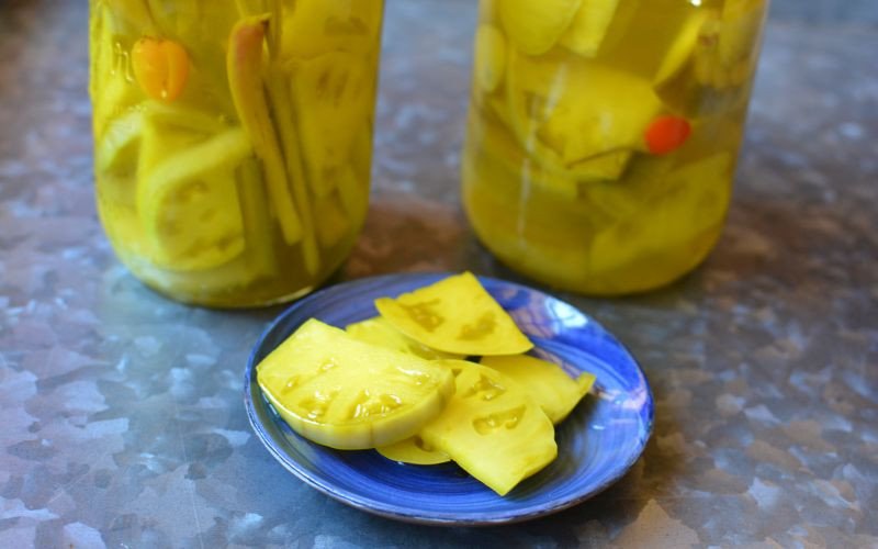 Dưa góp cà chua xanh và sả, một biến tấu mới mẻ cho phần rau củ của bánh mì của bạn.