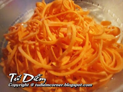 Dưa góp cà rốt và bắp cải giòn ngon cho bánh mì gà lụi