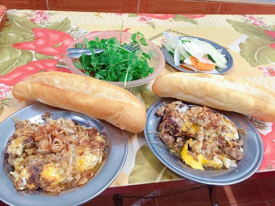 Dưa góp và hành phi giòn tan ăn kèm bánh mì