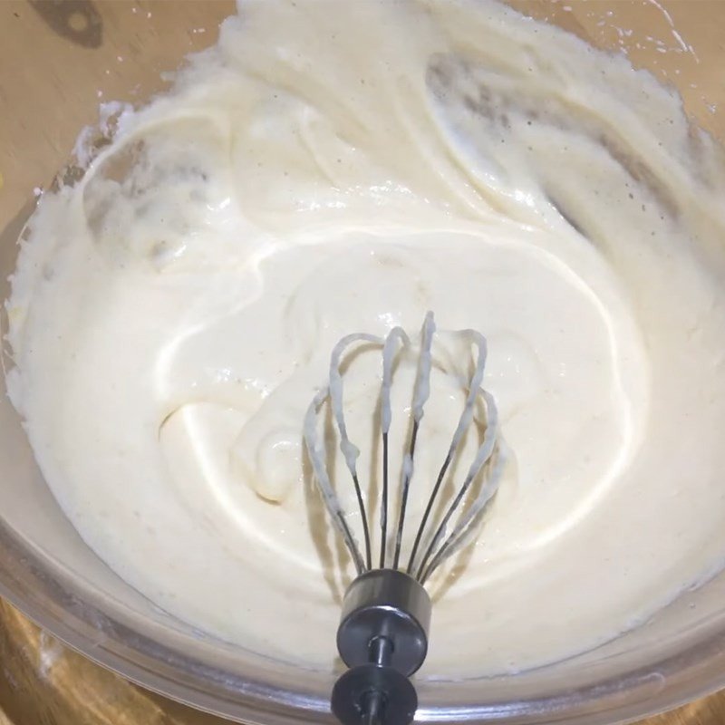 Fold nhẹ lòng trắng trứng vào hỗn hợp bột bánh mì bông lan