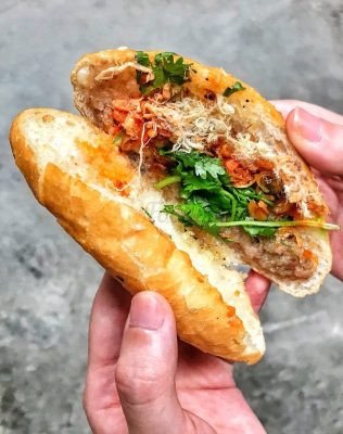 Gánh bánh mì Hải Phòng đơn giản nhưng hấp dẫn đối diện chợ Đồng Xuân