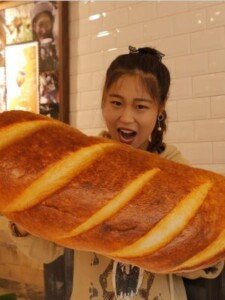 Gấu bông hình bánh mì với kích thước lớn, ôm ấp dễ chịu