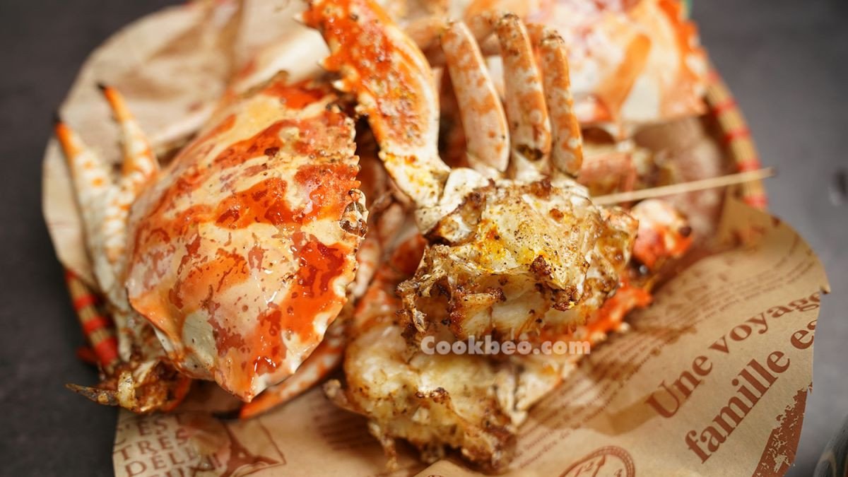 Ghẹ chiên đã vớt ra ráo dầu sẵn sàng cho món ghẹ rang me chấm bánh mì