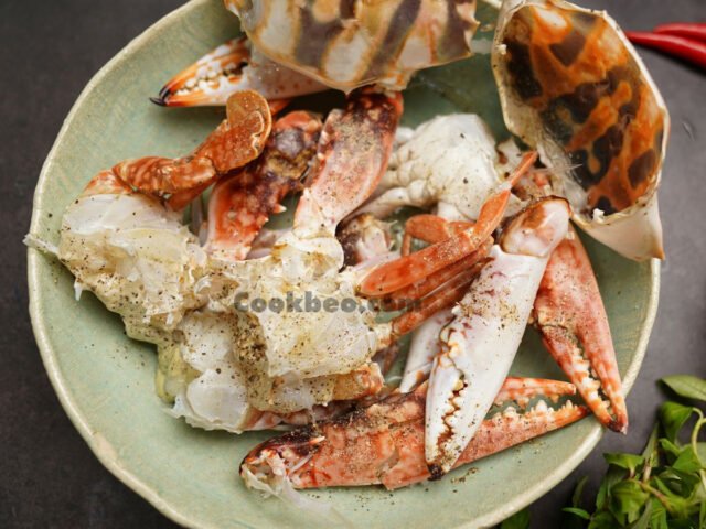 Ghẹ tươi được làm sạch cẩn thận trước khi chế biến món ghẹ rang me