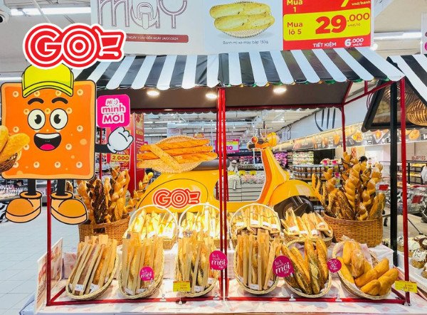 Gia đình thưởng thức bánh mì nguyên cám