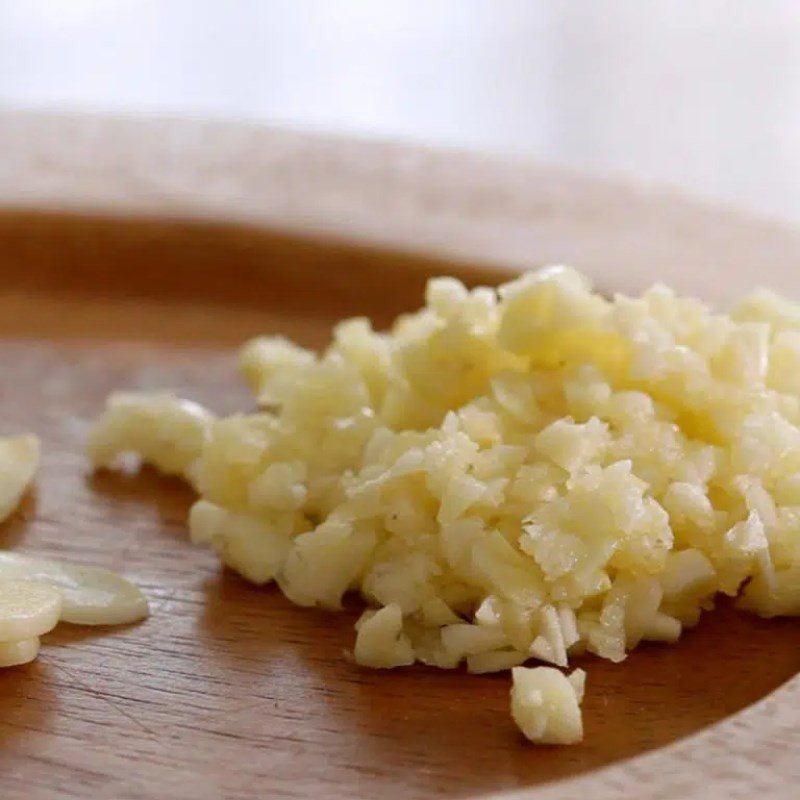 Gia vị và thịt dê đã chuẩn bị sẵn sàng để nấu cà ri