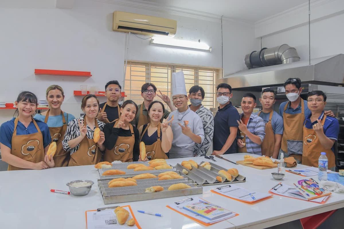 Giảng viên chuyên nghiệp hướng dẫn làm bánh