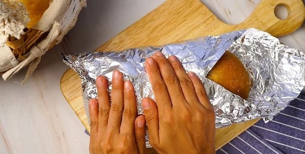 Giấy bạc dùng kèm trong lò nướng giúp làm giòn bánh mì