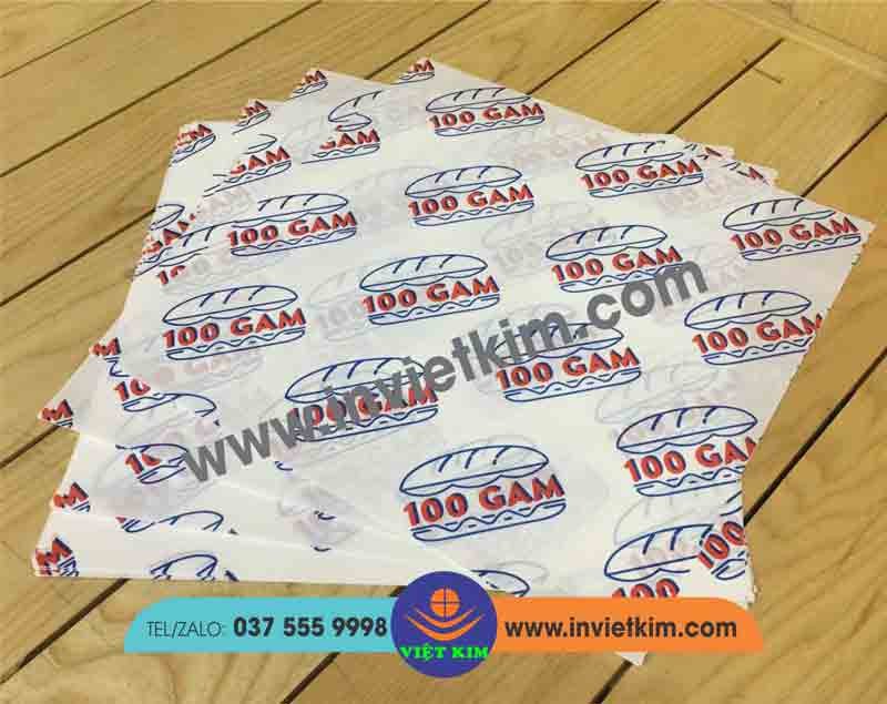 Giấy gói bánh mì sandwich giúp bảo quản và dễ dàng mang đi.