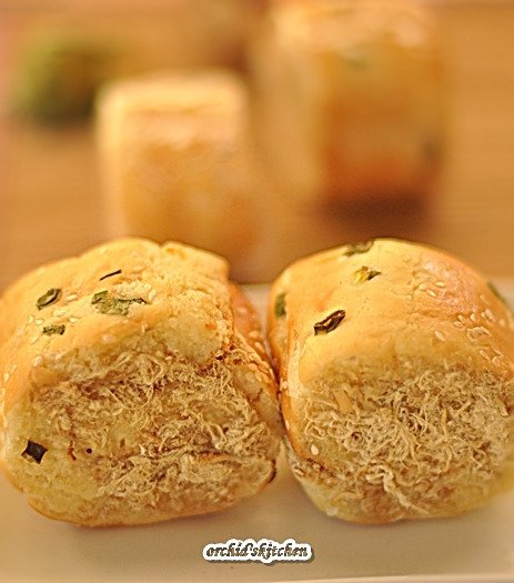Góc nhìn cận cảnh của bánh mì cuộn trứng, với nhân trứng được cuộn đều bên trong lớp vỏ bánh xốp mềm.