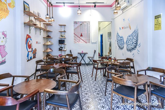 Góc nhìn cận cảnh mặt tiền màu hồng đặc trưng của tiệm i love banh mi 아이러브반미 ở Đà Nẵng.