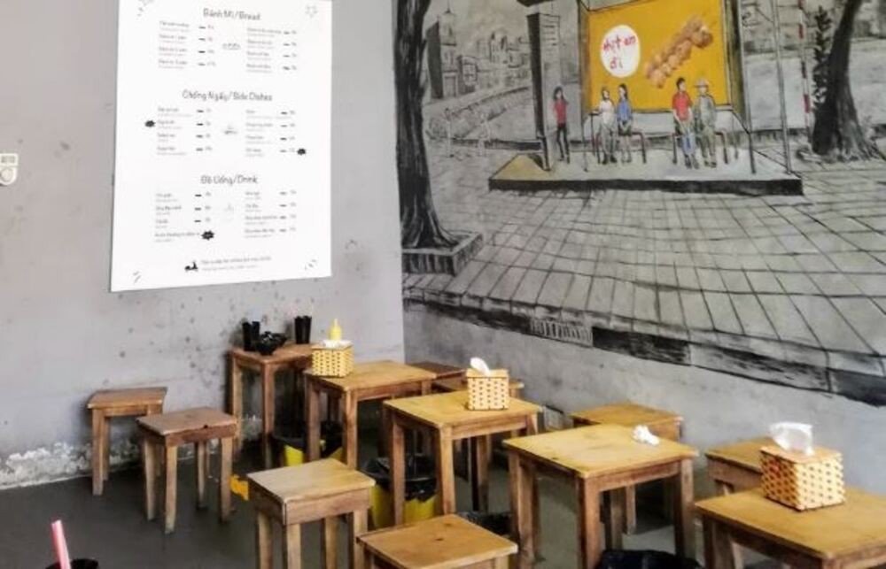 Góc quán vỉa hè Chùa Láng phục vụ bánh mì Hội An nóng hổi