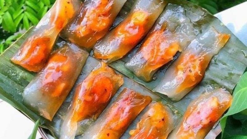 Gói bánh bột lọc gói lá chuối được bày biện đẹp mắt, nhắc nhở về những lưu ý dinh dưỡng khi ăn.