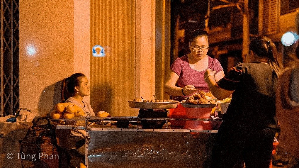 Hai chị em nhiệt tình phục vụ món bánh mì xíu mại trứ danh tại Phan Thiết