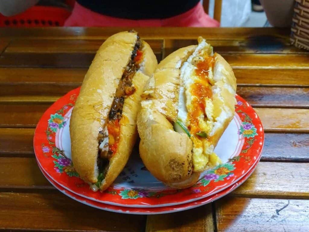 Hai chiếc bánh mì đầy ắp nhân tại Madame Khanh – Banh Mi Queen ở Hội An, nổi tiếng là một trong những địa điểm có bánh mì ngon nhất Việt Nam.