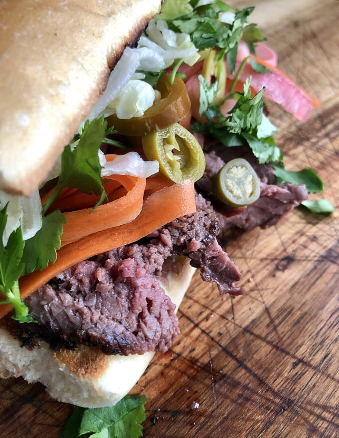 Hai chiếc bánh mì game game hấp dẫn trên thớt gỗ