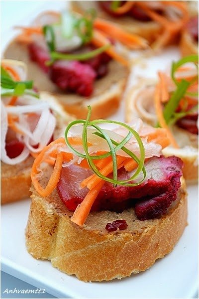 Hai đĩa bánh mì pate xá xíu mini đầy màu sắc hấp dẫn