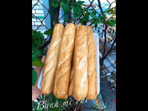 Hai loại bánh mì que tươi ngon, một loại nướng liền và một loại cấp đông, thể hiện sự đa dạng cho mô hình nhượng quyền bánh mì que Đà Nẵng