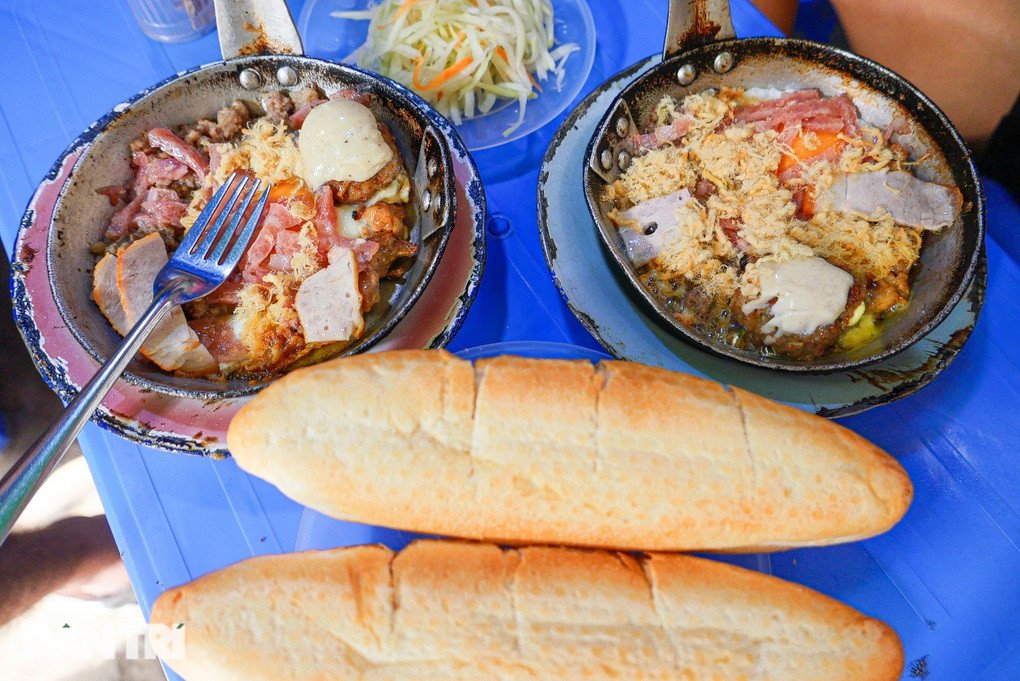 Hai suất bánh mì chảo Mai Hắc Đế nóng hổi với đầy đủ trứng, pate, thịt xiên hấp dẫn.