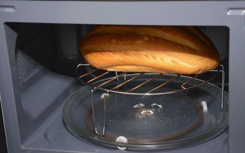 Hâm nóng bánh mì giữ độ ẩm bằng lò vi sóng tiện lợi