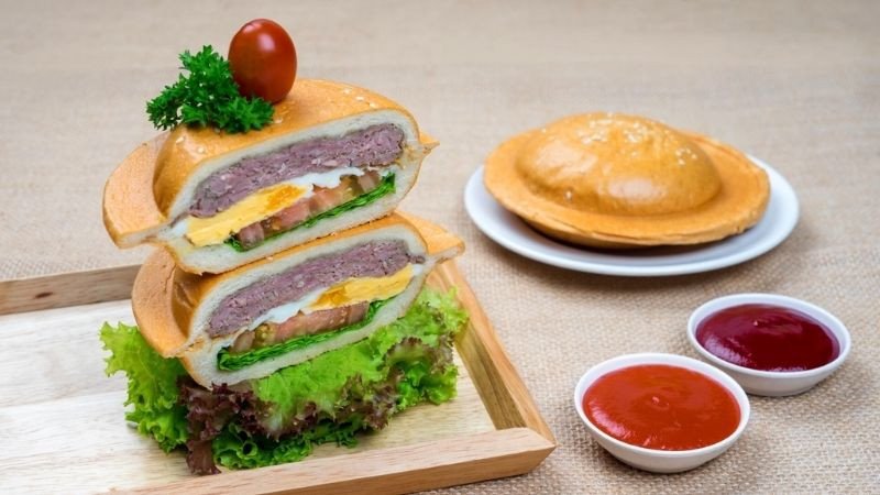 Hamburger táº¡i BREADY BÃNH MÃŒ TÆ¯Æ I - BURGER ÄÄ¨A BAY