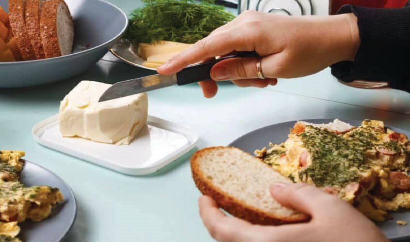 Hạn chế ăn bánh mì phô mai quá nhiều để tránh tăng cân không mong muốn sau sinh