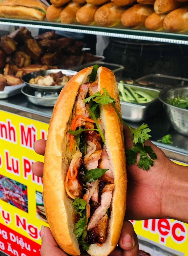 Hàng bánh mì Ông Phú Đạt với các loại rau sống và dưa góp