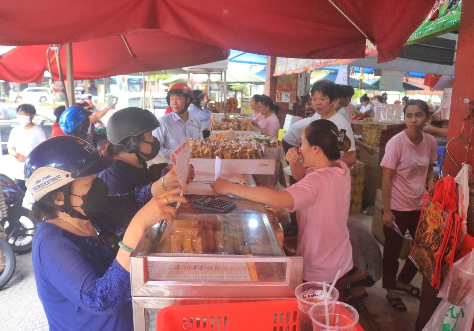 Hàng chục nhân viên tiệm bánh Như Lan tất bật phục vụ