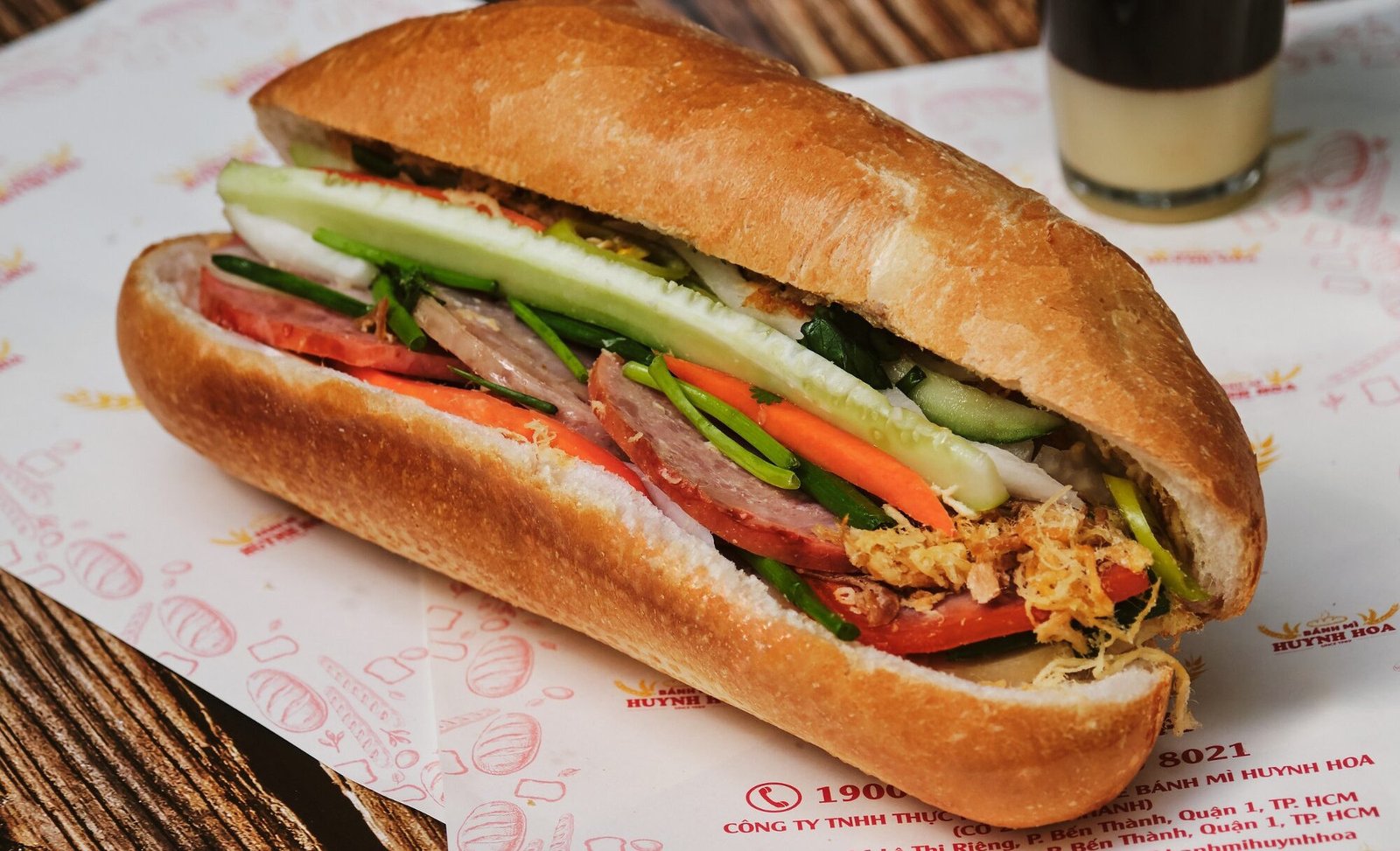 Hàng người dài chờ mua bánh mì Huynh Hoa