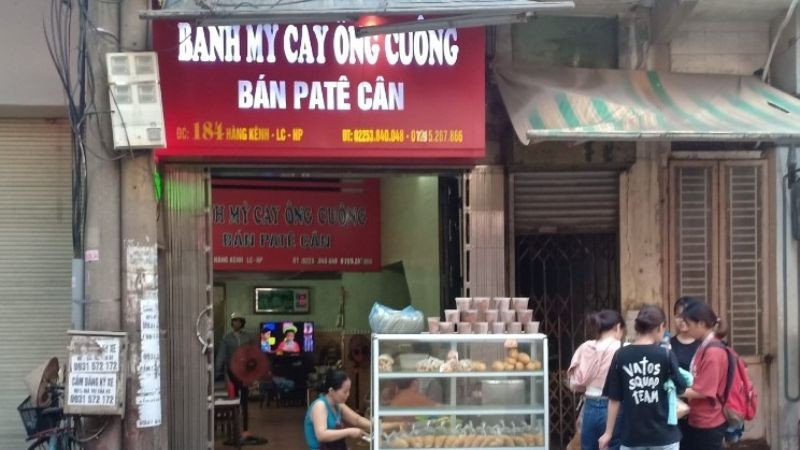 Hình ảnh bánh mì cay Ông Cuông, giòn rụm bên ngoài, thơm lừng bên trong