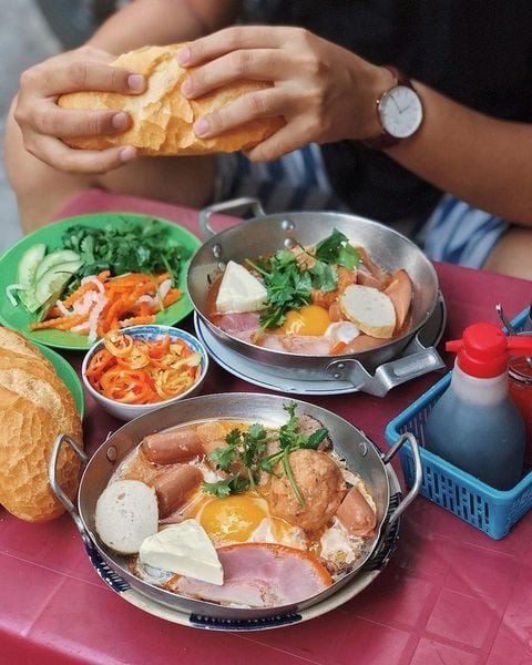 Hình ảnh bánh mì chảo đầy màu sắc