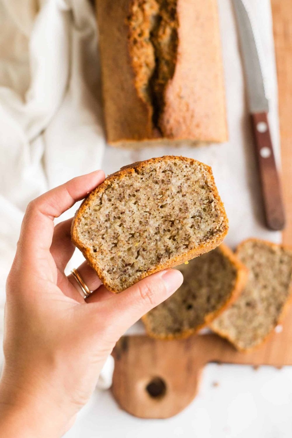Hình ảnh bánh mì hạt lanh với hạt lanh rắc đều trên bề mặt, trông rất bổ dưỡng