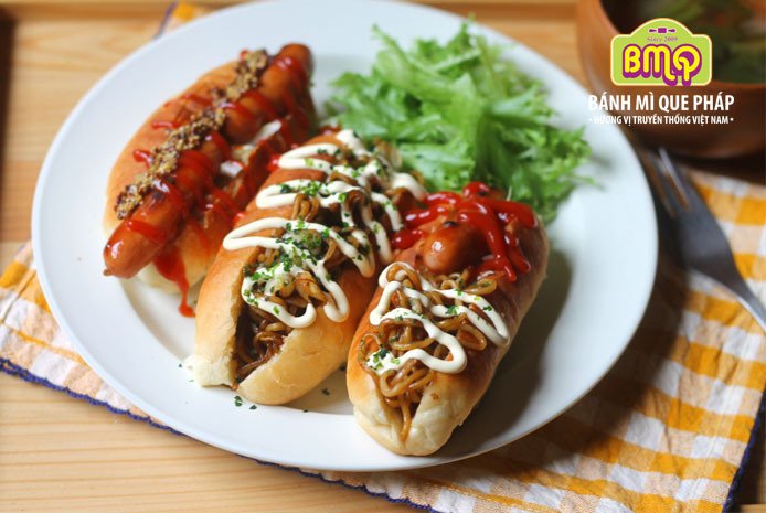 Hình ảnh bánh mì kẹp mì xào với nhiều topping hấp dẫn, một trải nghiệm ẩm thực độc đáo