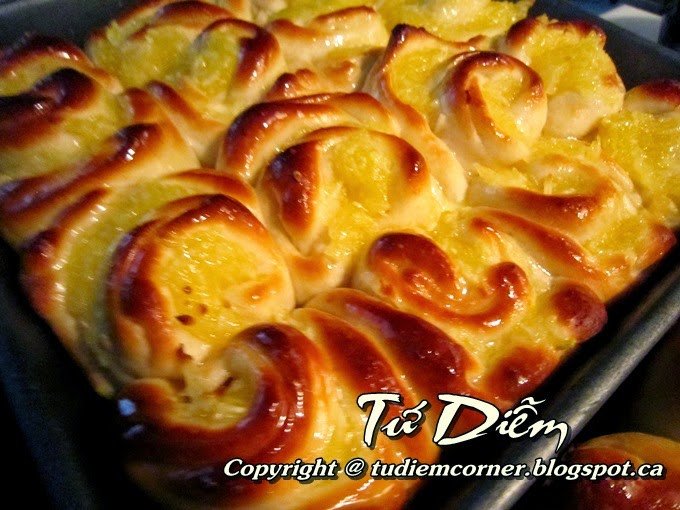 Hình ảnh bánh mì ngọt được cuộn tròn và xếp gọn gàng