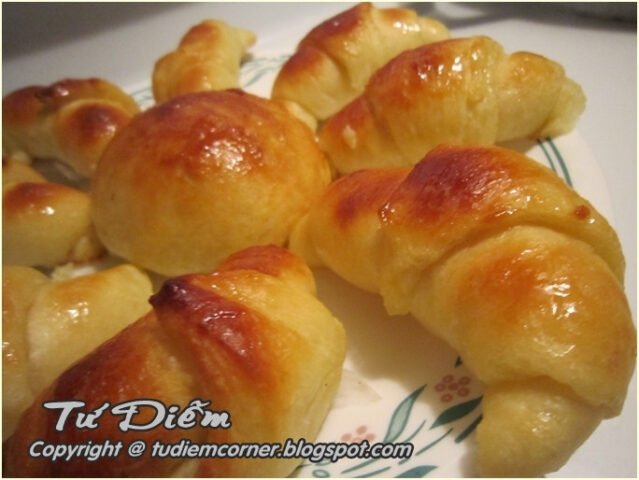 Hình ảnh bánh mì ngọt mới ra lò từ lò nướng còn nóng hổi