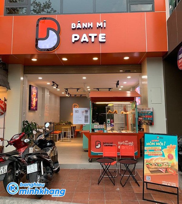 Hình ảnh bánh mì pate thơm lừng, vàng óng, kích thích vị giác trên menu Saigonese Baguette