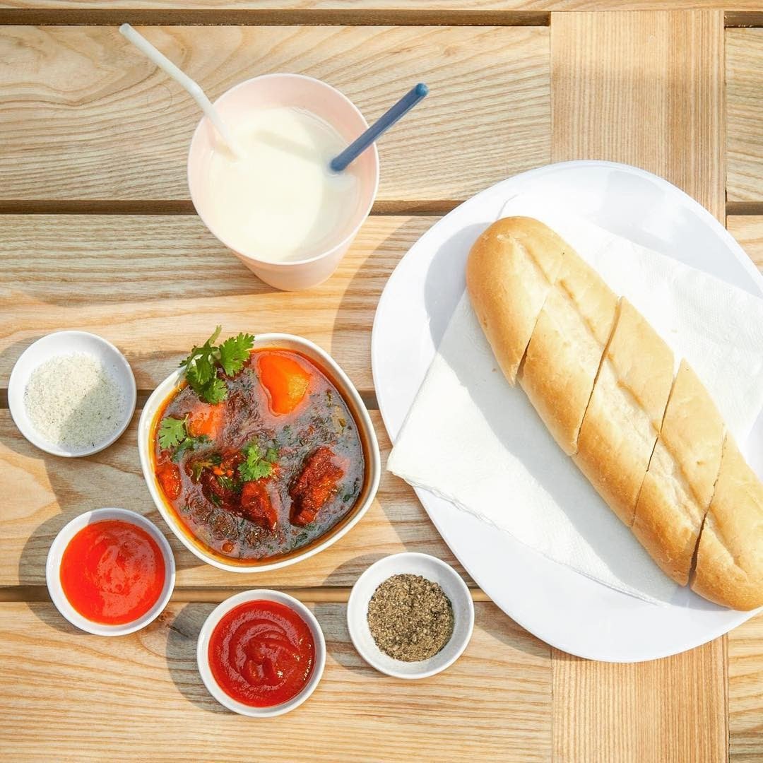 Hình ảnh bánh mì sốt vang nóng hổi với thịt bò mềm tan, một trong những biến thể bánh mì Việt Nam được yêu thích