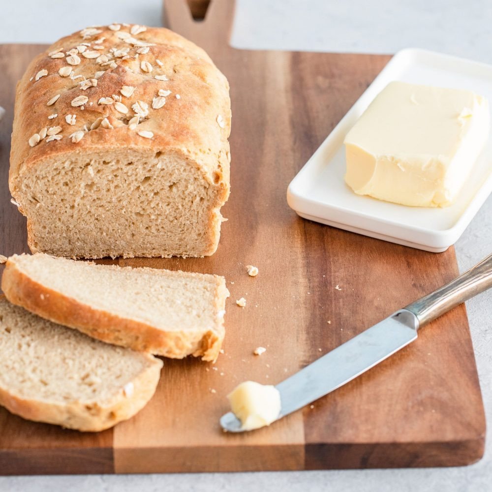 Hình ảnh bánh mì yến mạch mới ra lò, màu sắc tự nhiên và kết cấu hấp dẫn