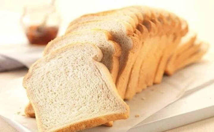 Hình ảnh các lát bánh mì sandwich nguyên gói, minh họa thời gian sử dụng và cách bảo quản bánh mì sandwich tươi lâu