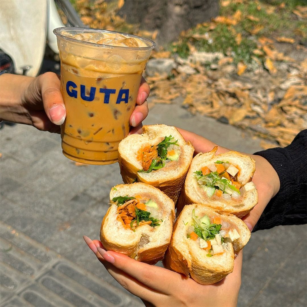 Hình ảnh cận cảnh bánh mì 81 đầy ắp nhân hấp dẫn